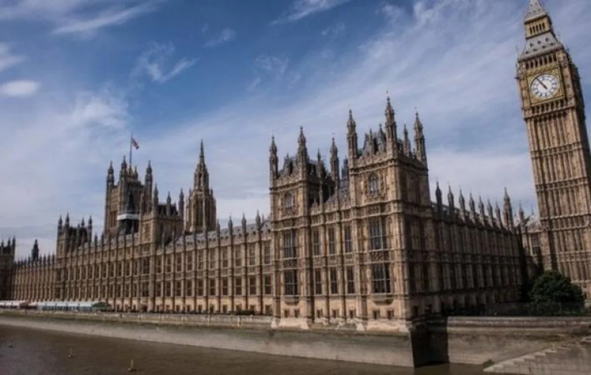 Britaniya parlamentinin damında gəzən gənc saxlanılıb