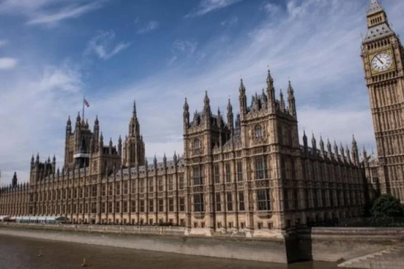 Britaniya parlamentinin damında gəzən gənc saxlanılıb