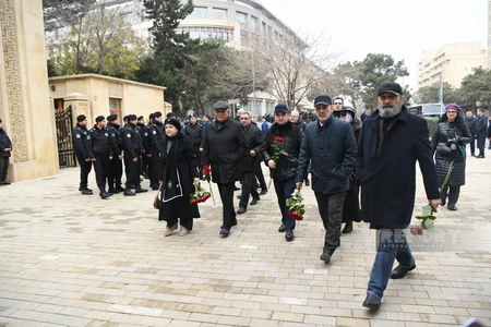 Azərbaycan xalqı Fəxri xiyabanda Ümummilli Liderin məzarını ziyarət edir