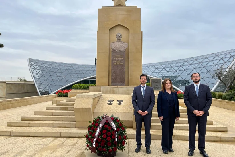 İsrail XİN-in siyasi direktoru Həzi Aslanovun abidəsini ziyarət edib