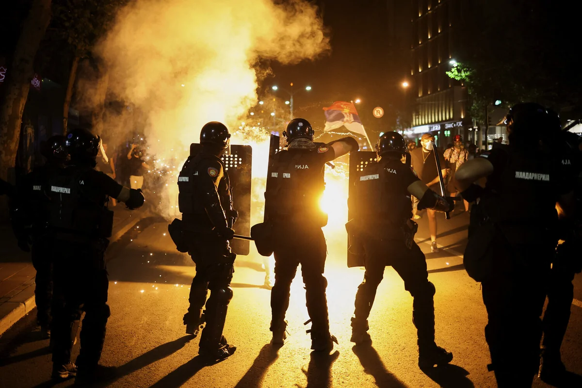 Serbiyada etirazçılar polisə hücum edib