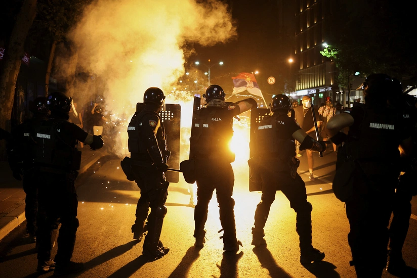 Serbiyada etirazçılar polisə hücum edib