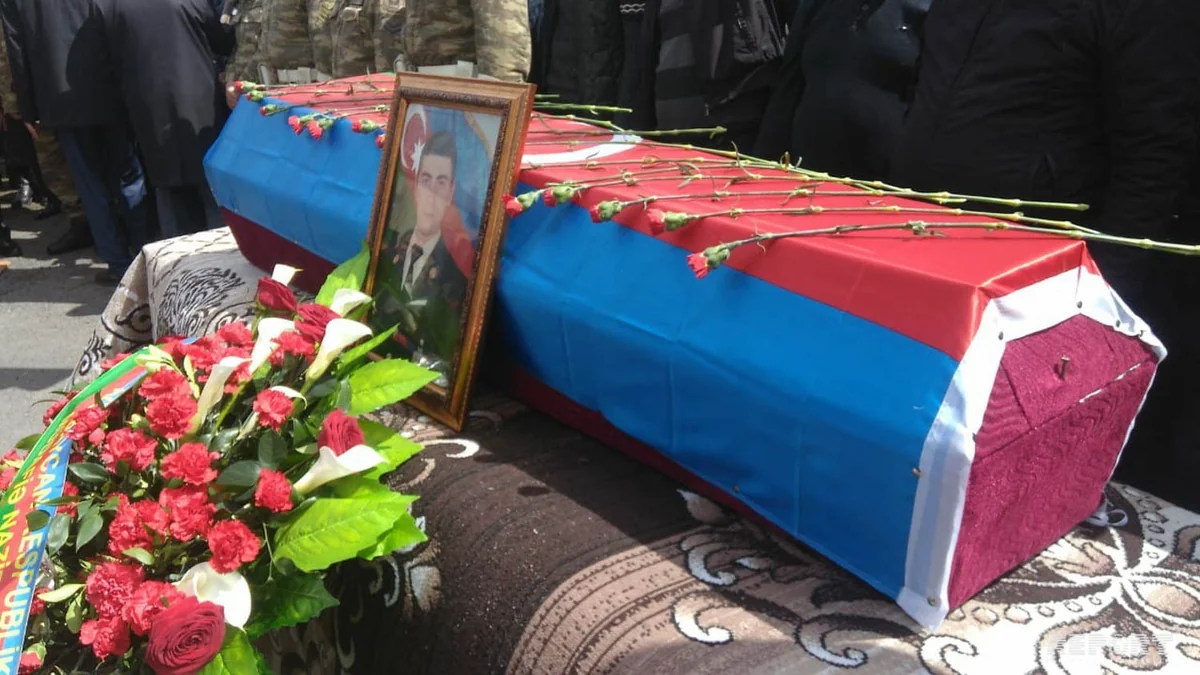 Qar uçqununa düşərək həlak olan hərbçi dəfn edilib - YENİLƏNİB