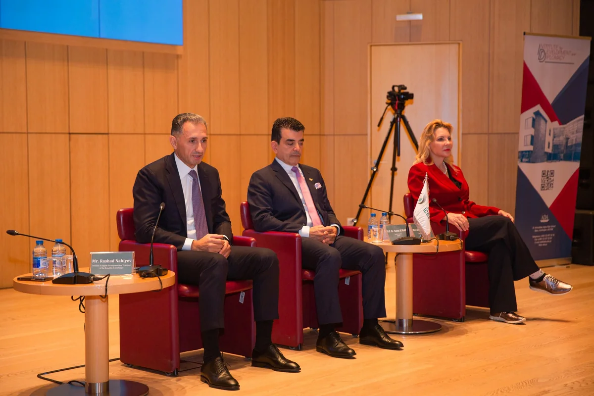 Rəşad Nəbiyev İSESKO ölkələrindən olan tələbələrin suallarını cavablandırıb