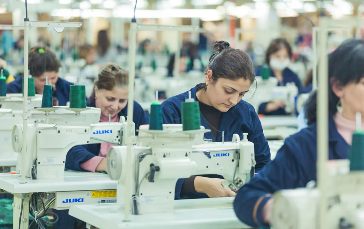 Azərbaycanda məktəbli formalarını niyə ancaq bir fabrik tikir?