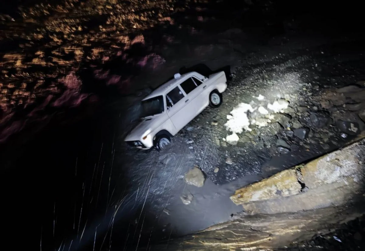 Qəbələdə içərisində iki nəfər olan avtomobil çayda batıb