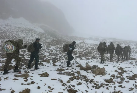 Bir qrup sərhədçi “Heydər Əliyev zirvəsi”nə qalxıb