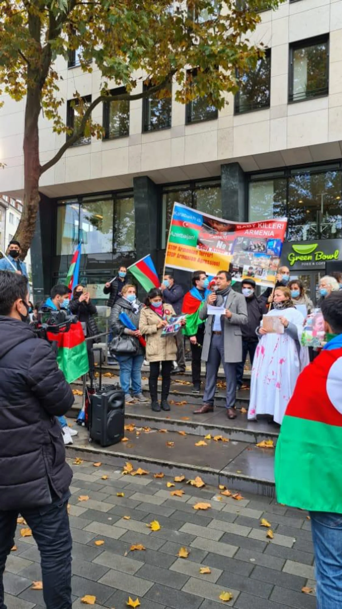 В немецком городе прошла акция протеста против террора в Гяндже