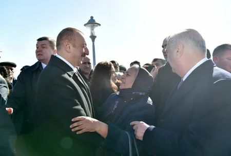 Prezident Sumqayıtın dənizkənarı bulvarında şəhərin sakinləri ilə görüşüb
