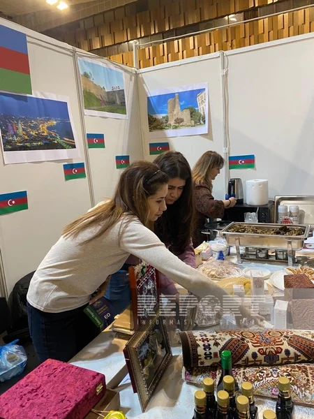 Sarayevoda diplomatların ənənəvi qış xeyriyyə bazarında Azərbaycan guşəsi də yer alıb