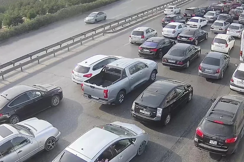 Bakının bir sıra yollarında nəqliyyatın sıxlığı müşahidə olunur
