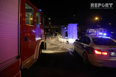 Bakıda yük avtomobili minik maşınının üzərinə aşıb, xəsarət alan var - FOTO - VİDEO - YENİLƏNİB