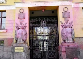 Здание Минобороны в Хельсинки облили розовой краской