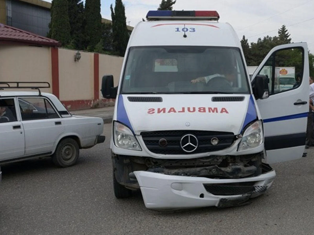 Gəncədə təcili tibbi yardım maşını qəzaya uğradı, xəsarət alan var