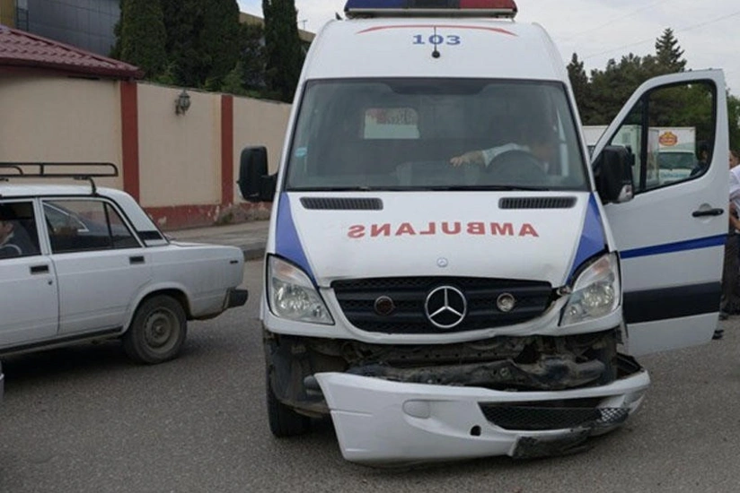 Gəncədə təcili tibbi yardım maşını qəzaya uğradı, xəsarət alan var