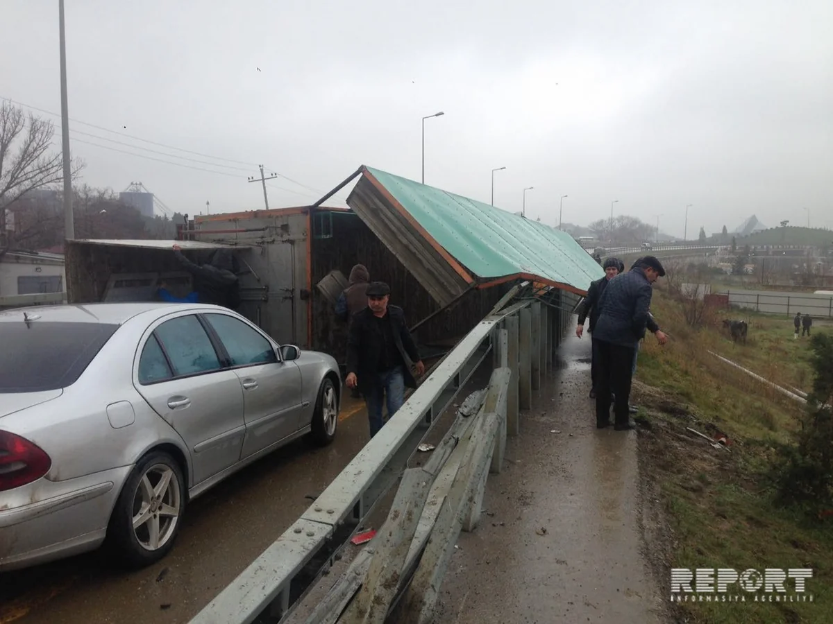 В Евлахе перевернулся грузовик, есть пострадавший