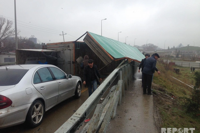Yevlaxda yük maşını aşıb, xəsarət alan var