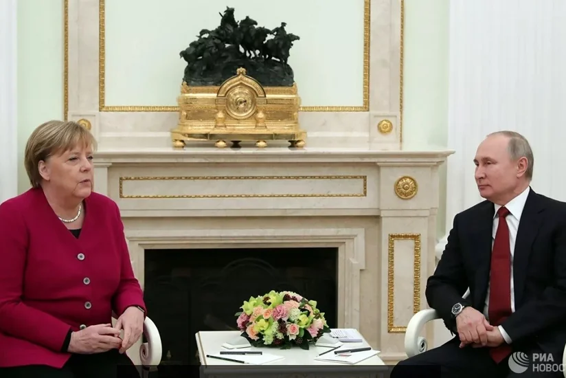Путин и Меркель провели телефонный разговор