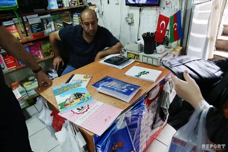Azərbaycanda orta məktəb dərslikləri satışa çıxarılıb - REPORTAJ