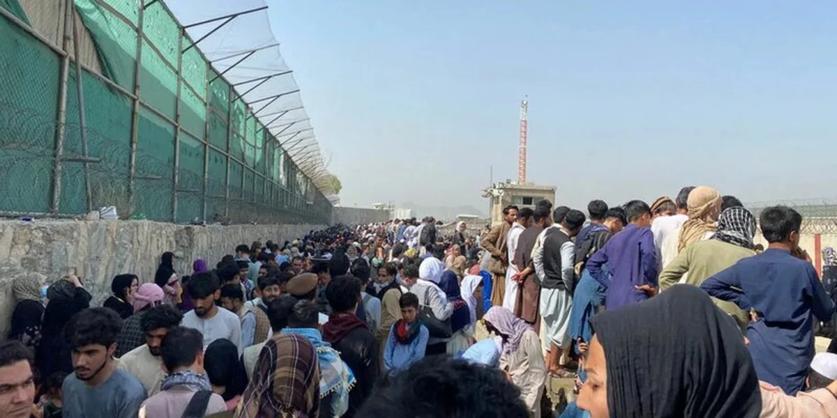 About 1,500 people gather outside Kabul airport to evacuate to US