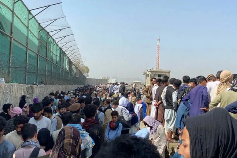 About 1,500 people gather outside Kabul airport to evacuate to US
