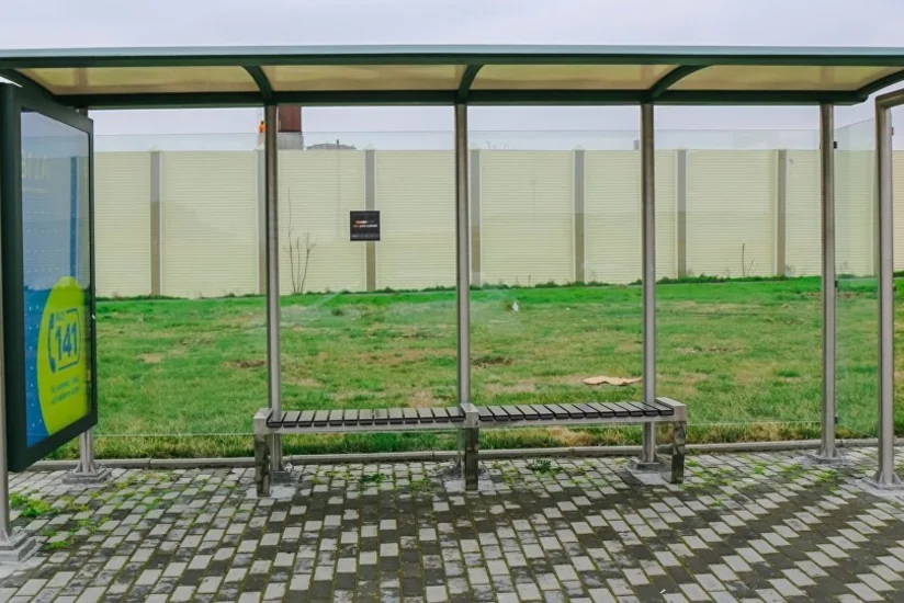 Güclü külək Bakıda avtobus dayanacağının pavilyonunu uçurub