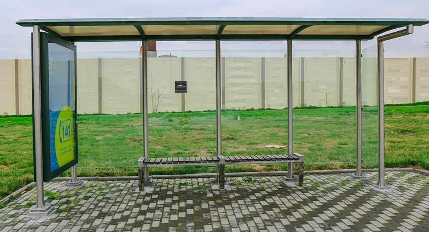 Güclü külək Bakıda avtobus dayanacağının pavilyonunu uçurub
