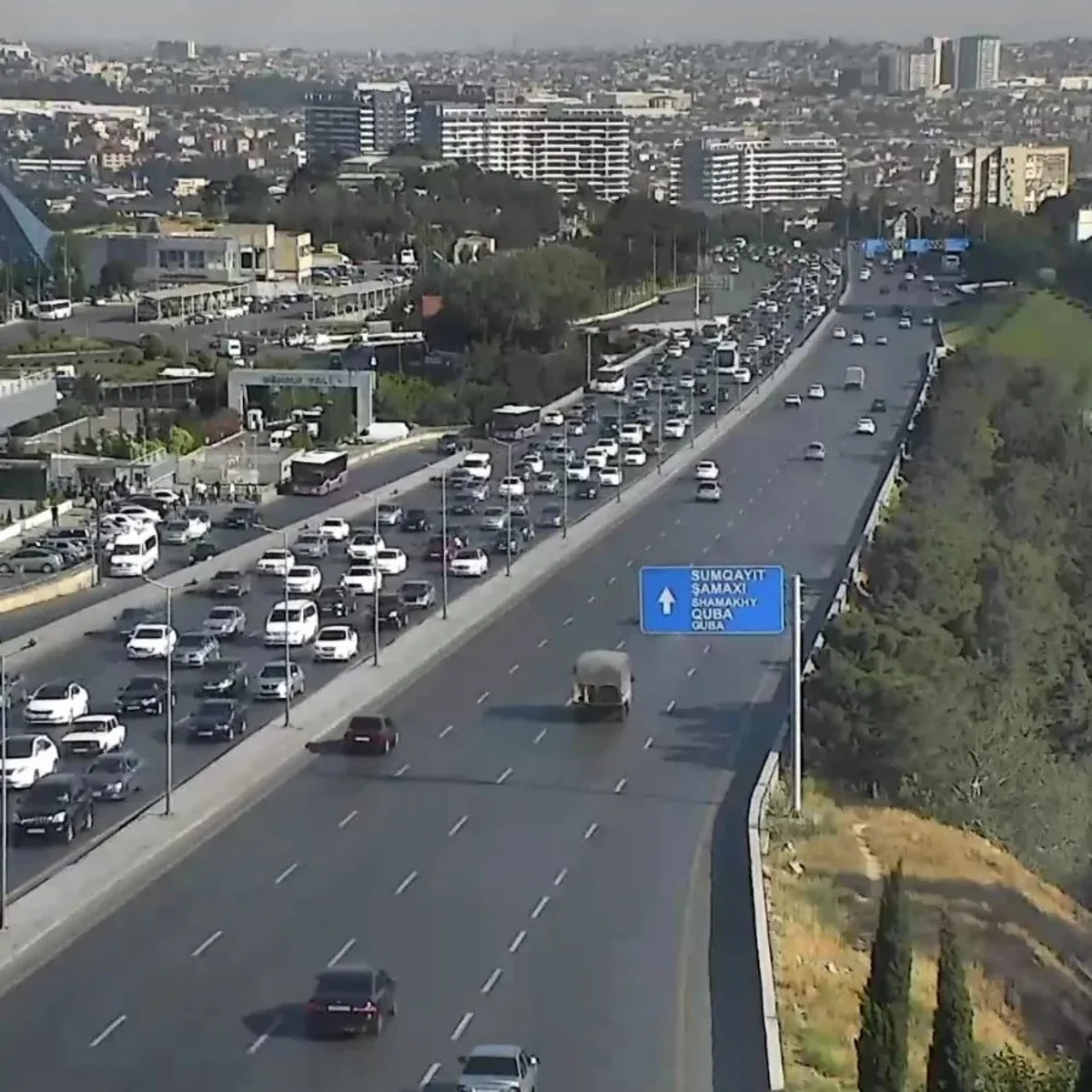 Bakının bir sıra yollarında nəqliyyatın sıxlığı yaranıb - SİYAHI