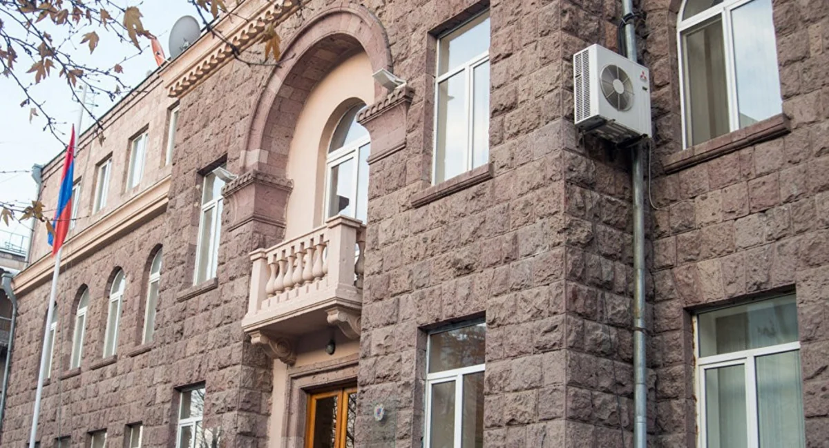 Выступающие против референдума юристы обратились в ЦИК Армении