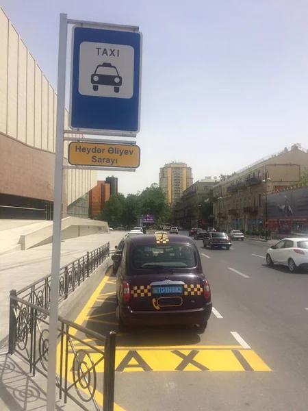 Bakıda taksi duracaqları üçün xətlər çəkilir
