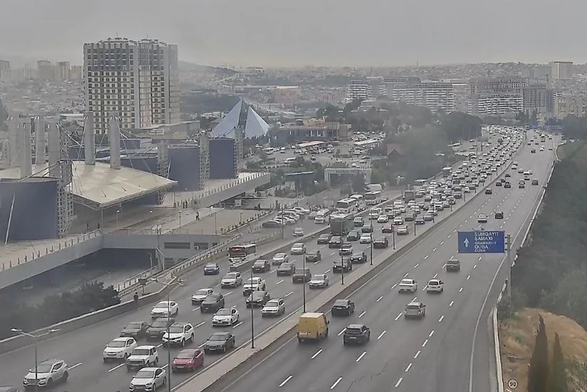 В Баку на нескольких улицах и проспектах затруднено движение транспорта