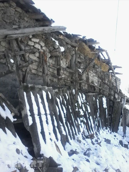 Qaxda qar tikilinin  dam örtüyünü çökdürüb - FOTO