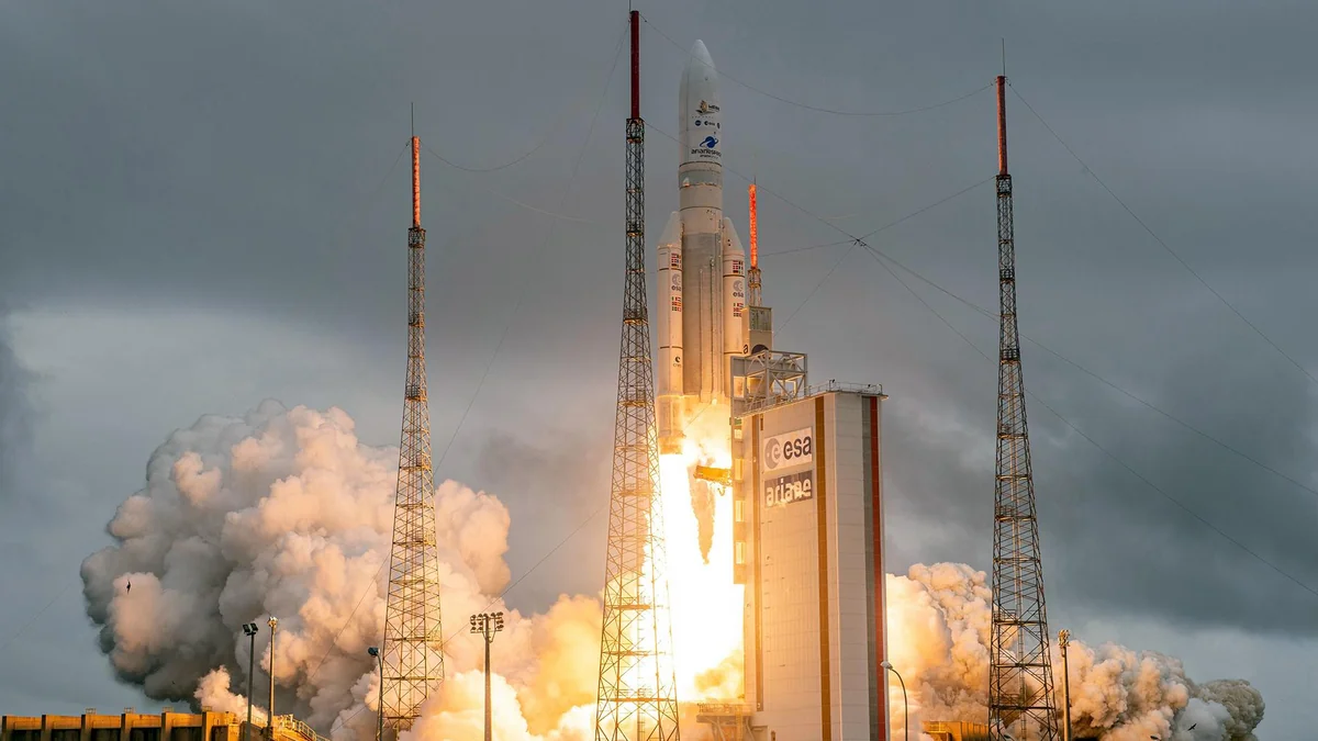 Ракета Ariane 5 с тремя спутниками стартовала с космодрома Куру