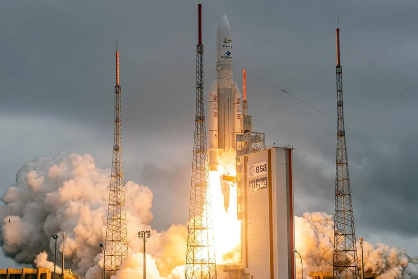 Ракета Ariane 5 с тремя спутниками стартовала с космодрома Куру