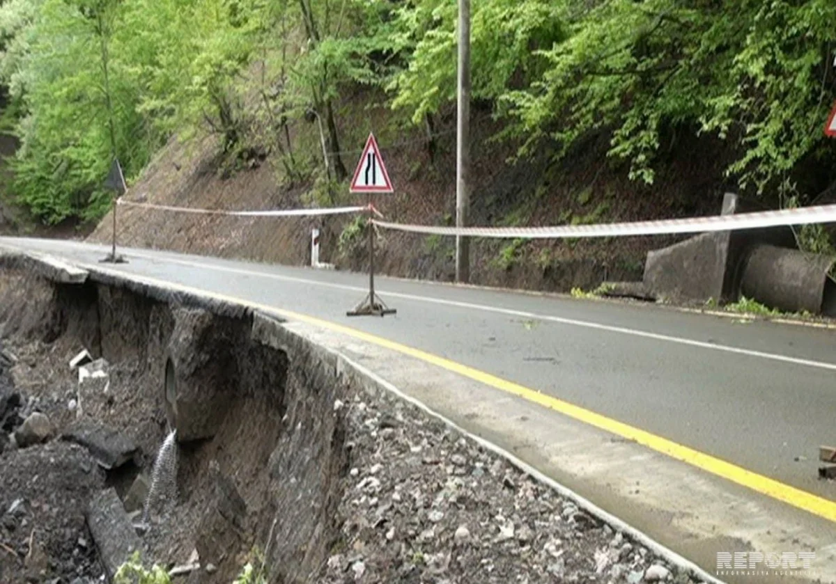 Güclü yağış Lənkəranda torpaq sürüşməsi və uçqunlara səbəb olub - FOTO