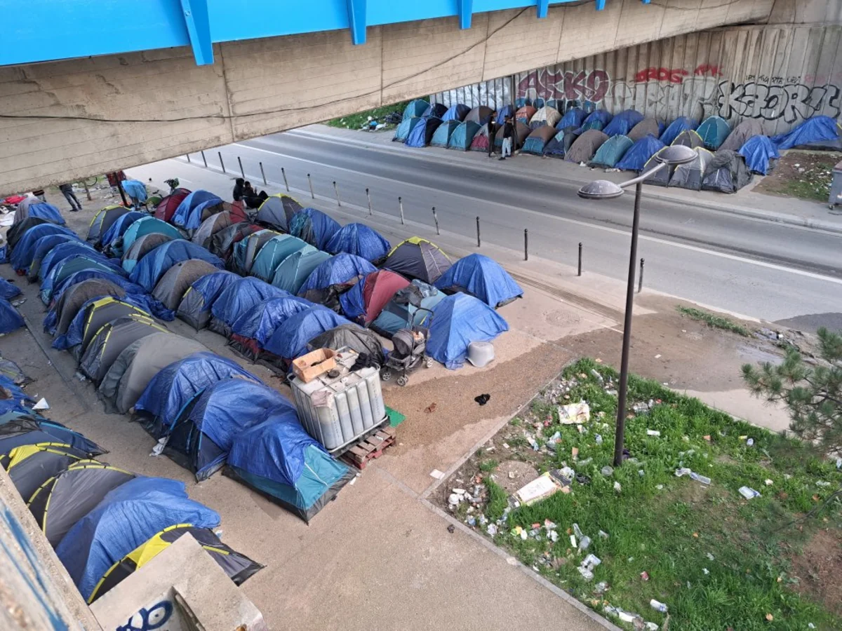 Over 300 underage migrants in France demand social housing