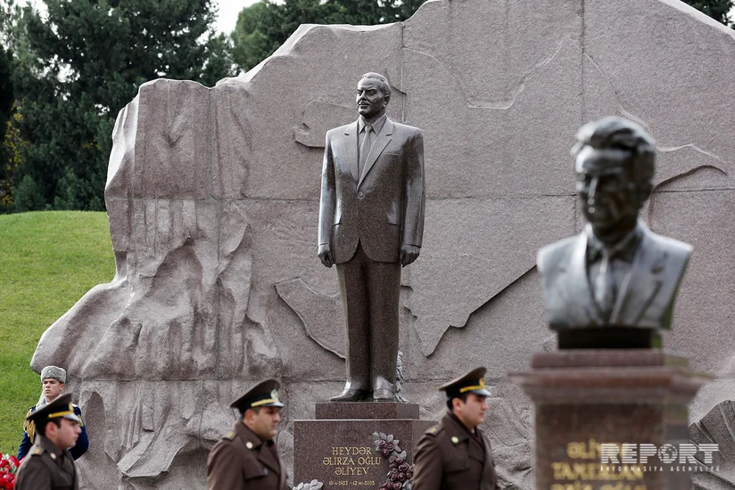 Азербайджан чтит память Гейдара Алиева - ФОТОРЕПОРТАЖ