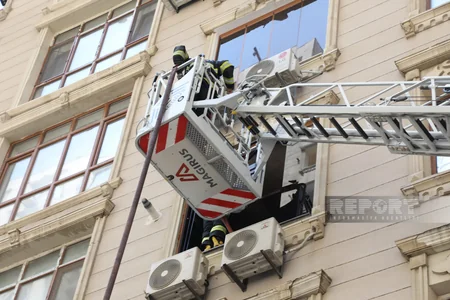 Bakıda çoxmərtəbəli binada yanğın olub, 8 nəfər təxliyə edilib - YENİLƏNİB