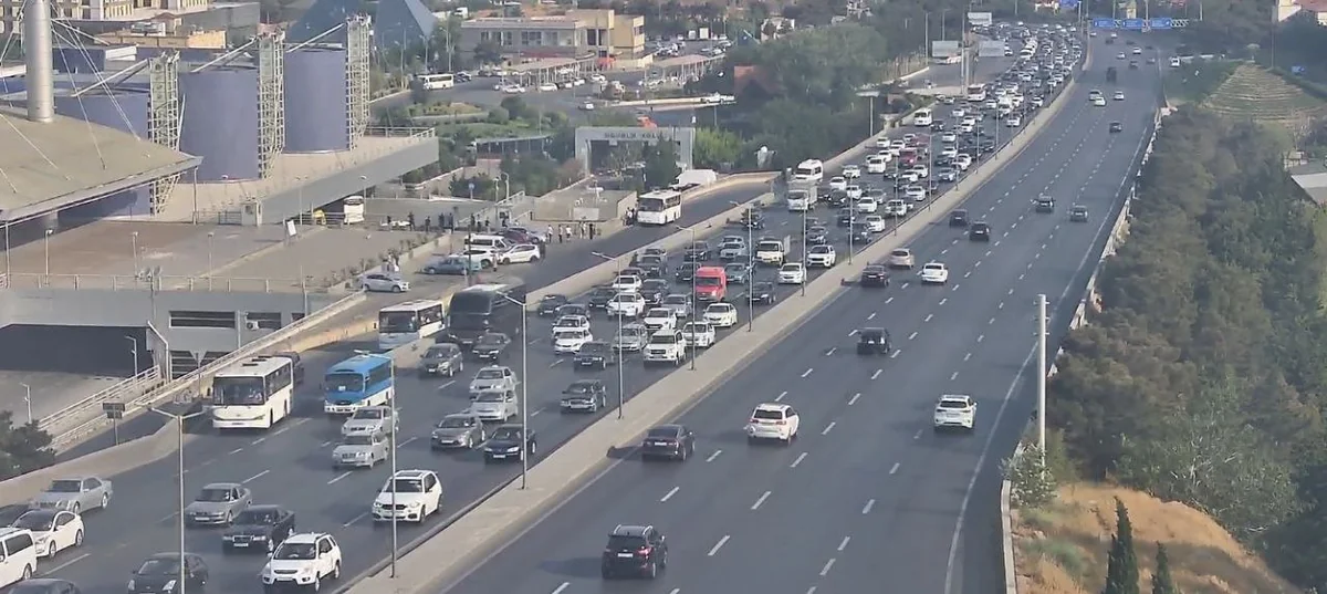 Bakının iki əsas yolunda sıxlıq var