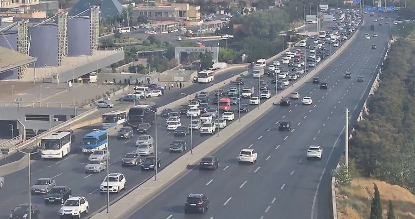 Bakının iki əsas yolunda sıxlıq var 