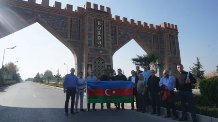 Parlament jurnalistləri cəbhə bölgəsində bayraq aksiyası keçiriblər - FOTOREPORTAJ