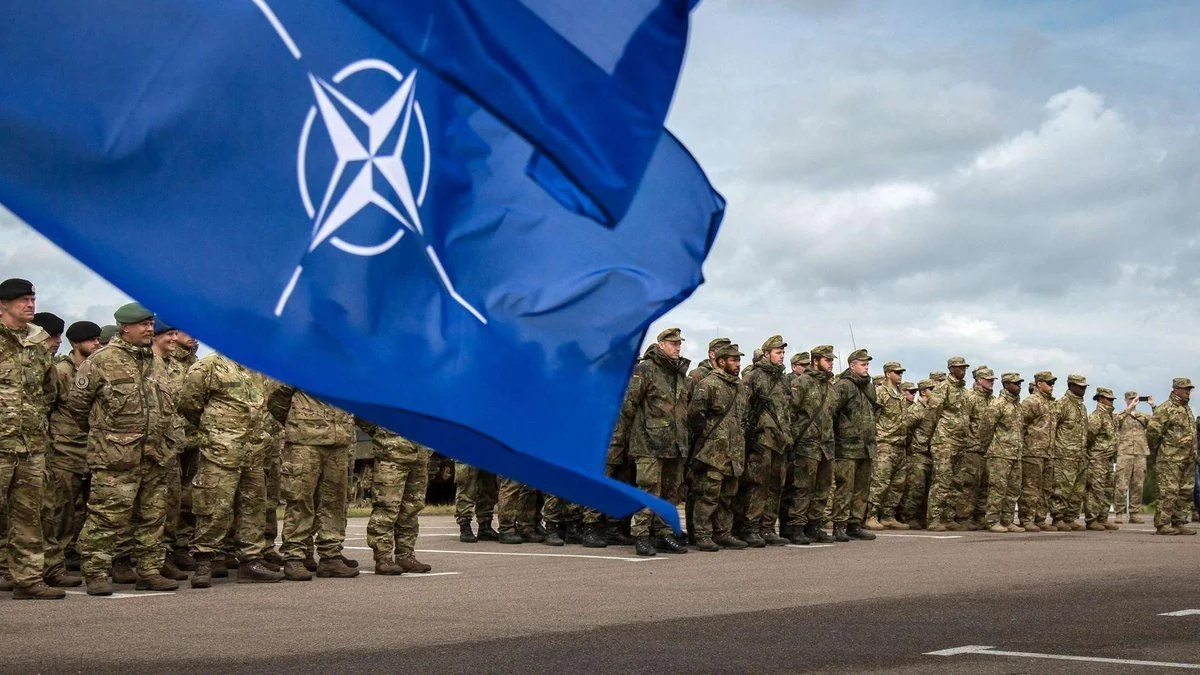 НАТО нарастит группировку у границ России до 300 тыс. военных