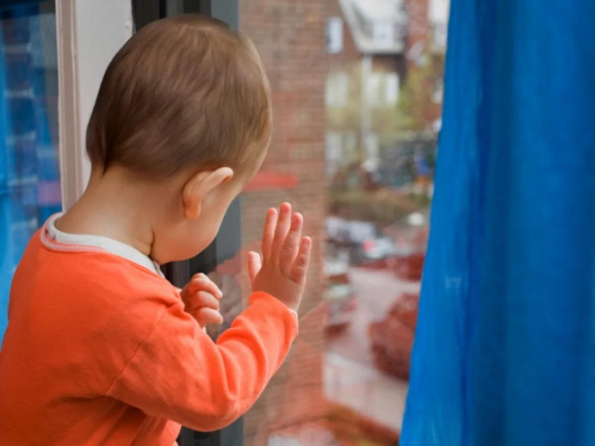 Bakıda 7-ci mərtəbədən yerə yıxılan körpə sağ qalıb