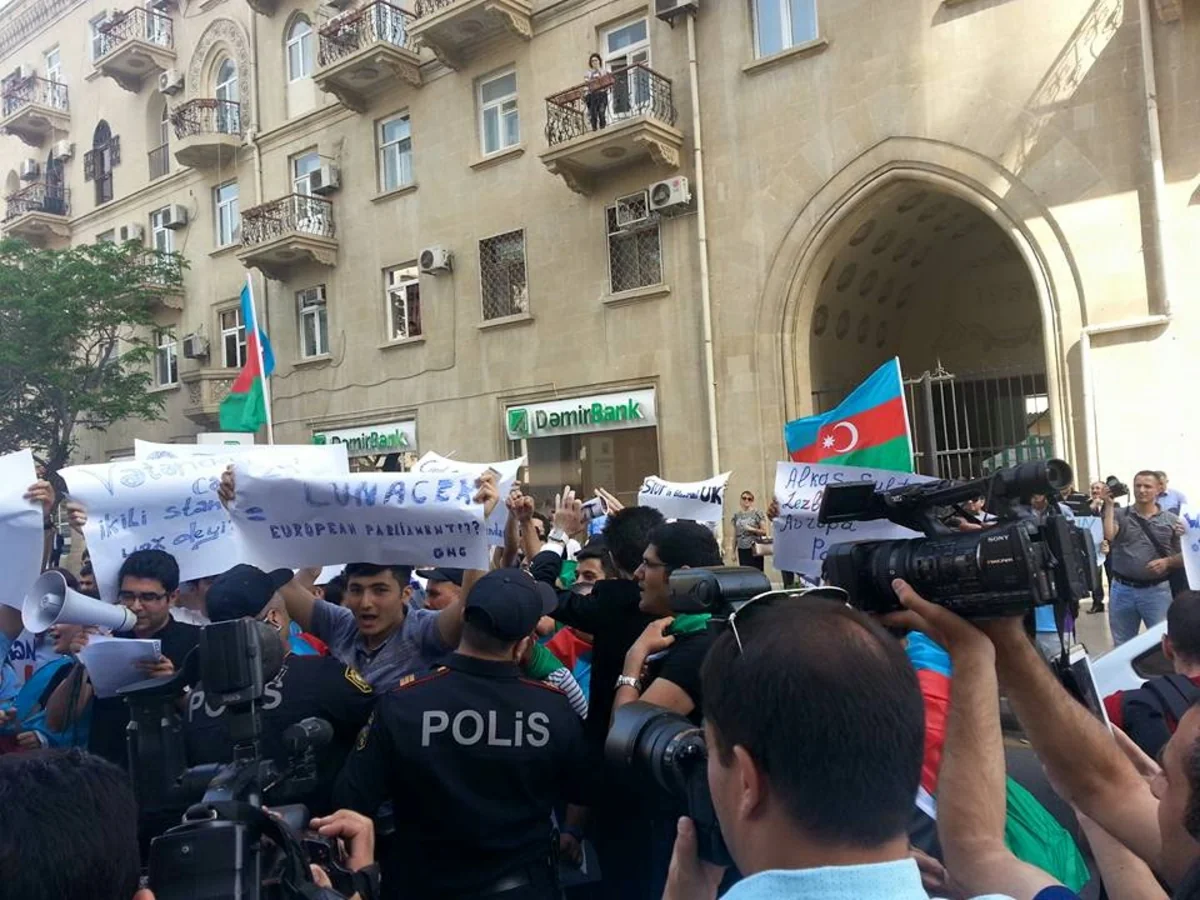 ​Avropa İttifaqının Bakı ofisi qarşısında etiraz aksiyası keçirilib - FOTO