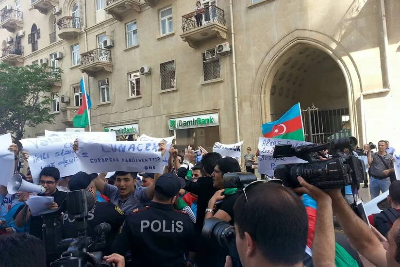 ​Avropa İttifaqının Bakı ofisi qarşısında etiraz aksiyası keçirilib - FOTO