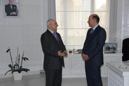 Əbülfəs Qarayev görkəmli rəssama mükafat təqdim edib