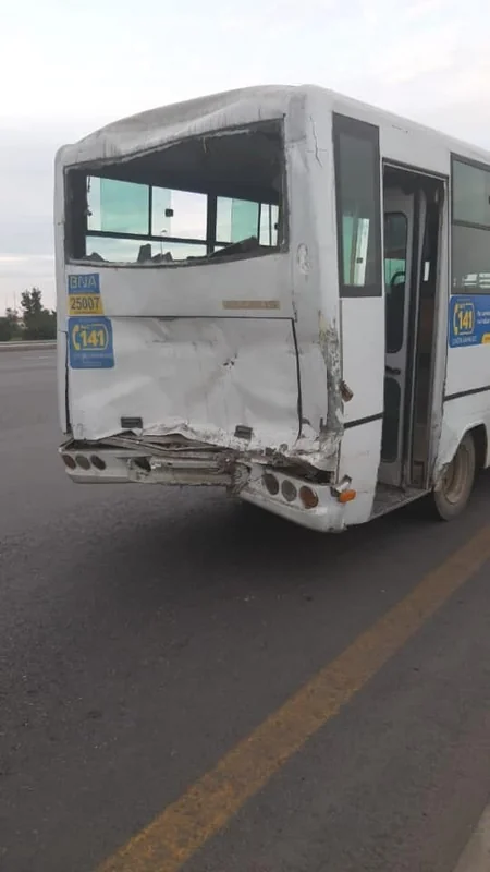 Bakıda iki avtobus və bir minik avtomobili toqquşub, 7 nəfər xəsarət alıb - YENİLƏNİB