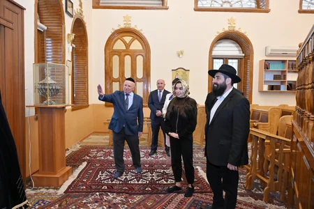 Leyla Əliyeva Qubada Qırmızı qəsəbədə “Altı günbəz” sinaqoqu ilə tanış olub
