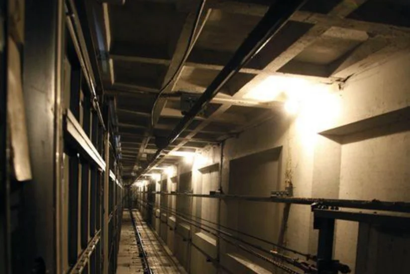 Bakıda fəhlə tikinti zamanı lift şaxtasına düşərək ölüb