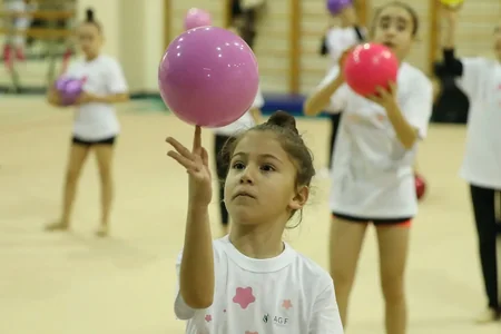 Ukraynanın tanınmış gimnastı Bakıda ustad dərsləri keçib